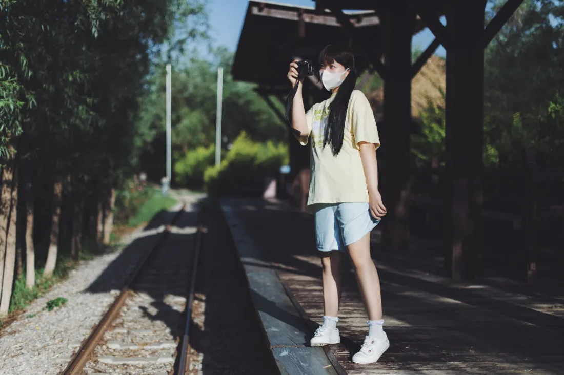 3k拍照少女壁纸|铁轨站台背景图片 - 夏日休闲穿搭「哲风壁纸」 3k拍照少女壁纸|铁轨站台背景图片 - 夏日休闲穿搭「哲风壁纸」