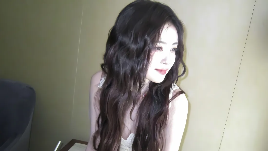 4k白鹿壁纸|暖黄背景图片 - 吊带卷发气质美女「哲风壁纸」 4k白鹿壁纸|暖黄背景图片 - 吊带卷发气质美女「哲风壁纸」