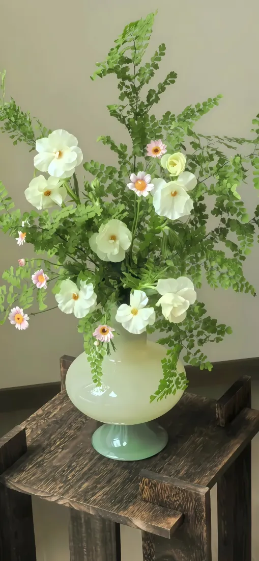 绿色花瓶插花手机壁纸|清新花艺背景图片 - 治愈家居装饰「哲风壁纸」 绿色花瓶插花手机壁纸|清新花艺背景图片 - 治愈家居装饰「哲风壁纸」