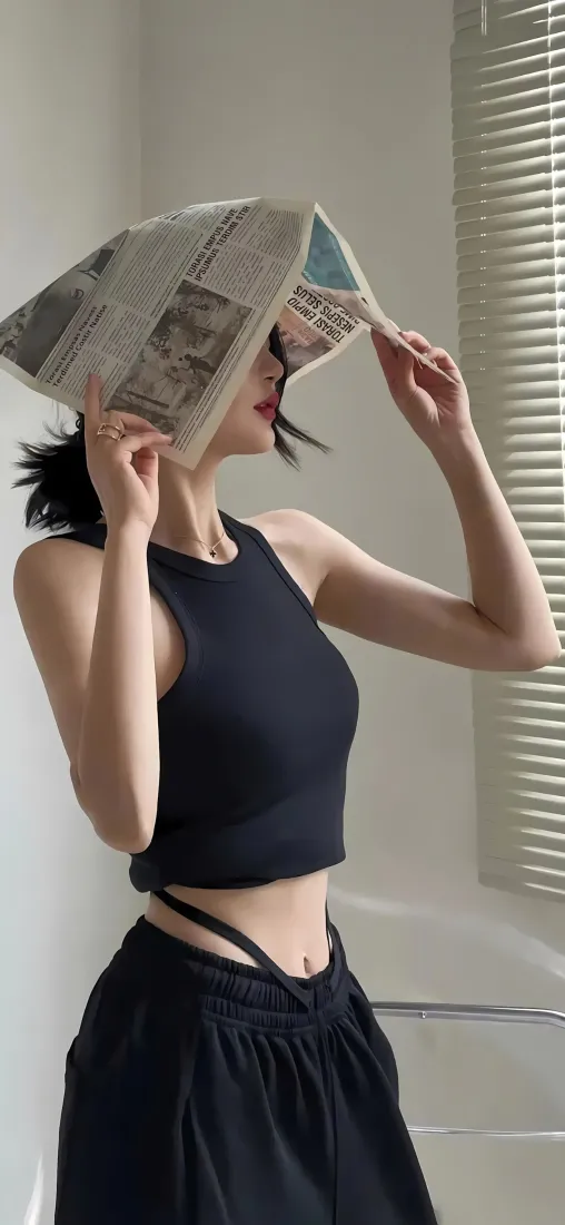 报纸遮脸美女手机壁纸|室内光影背景图片 - 黑色系穿搭「哲风壁纸」 报纸遮脸美女手机壁纸|室内光影背景图片 - 黑色系穿搭「哲风壁纸」