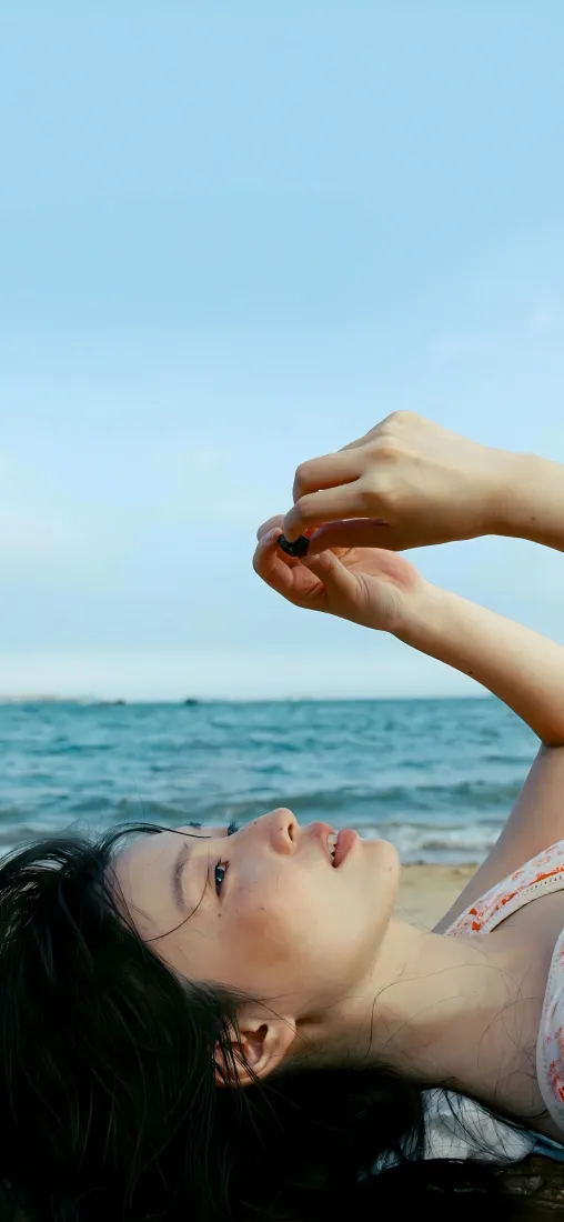 气质美女手机壁纸｜海边蓝天背景图片 - 夏日清新写真「哲风壁纸」