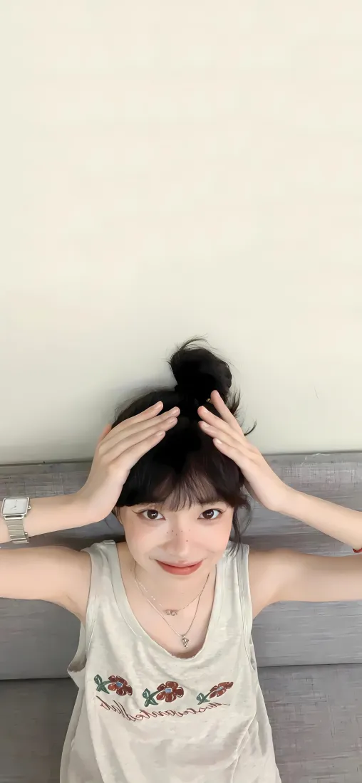 丸子头美女手机壁纸｜居家沙发背景图片 - 甜美少女人像「哲风壁纸」
