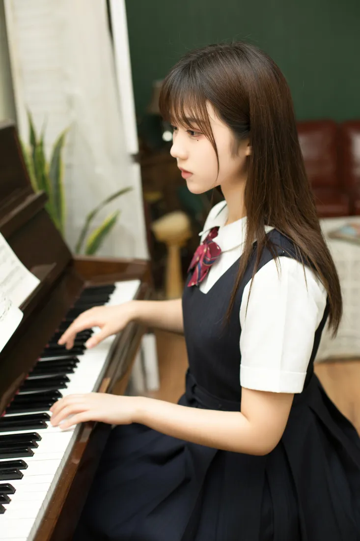 镜酱手机壁纸｜JK少女弹钢琴背景图片 - 清纯人像「哲风壁纸」