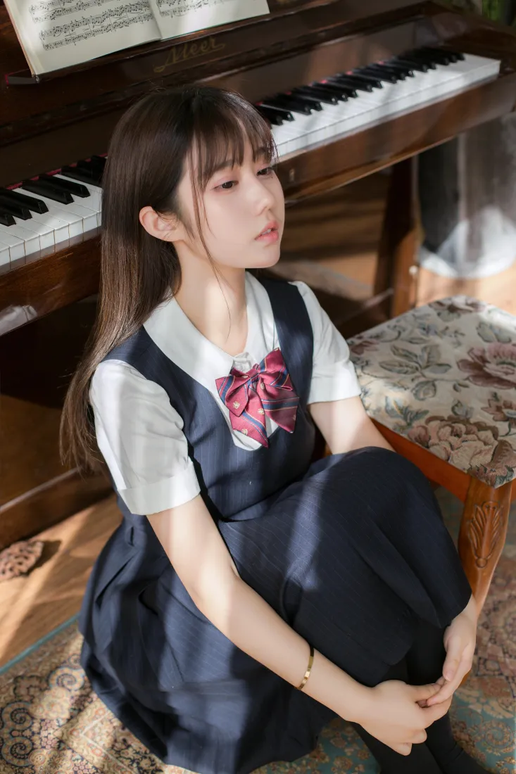 镜酱手机壁纸|JK清纯少女背景图片 - 钢琴旁温柔写真「哲风壁纸」 镜酱手机壁纸|JK清纯少女背景图片 - 钢琴旁温柔写真「哲风壁纸」