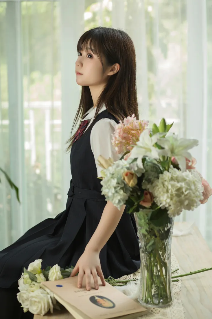 镜酱手机壁纸｜窗边鲜花室内背景图片 - 清纯JK少女写真「哲风壁纸」
