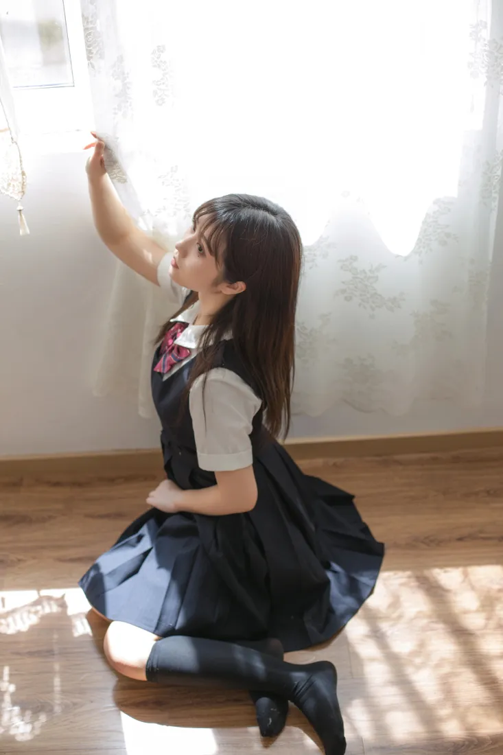 镜酱手机壁纸｜清纯JK少女背景图片 - 室内阳光写真「哲风壁纸」