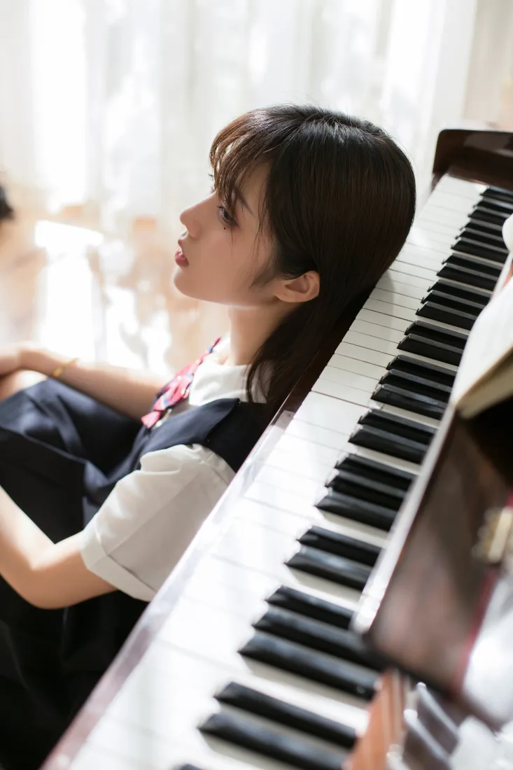 镜酱JK少女手机壁纸｜钢琴室内背景图片 - 清纯氛围感人像「哲风壁纸」
