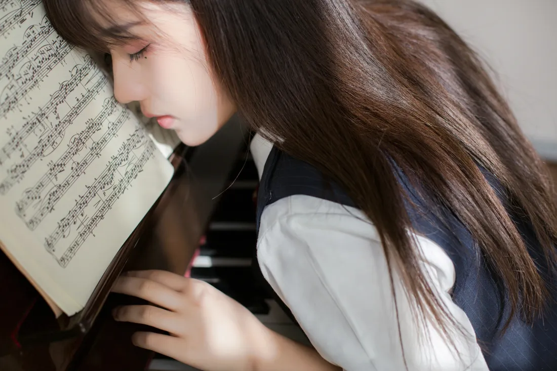 6k镜酱JK少女壁纸|钢琴乐谱背景图片 - 清纯柔美写真「哲风壁纸」 6k镜酱JK少女壁纸|钢琴乐谱背景图片 - 清纯柔美写真「哲风壁纸」