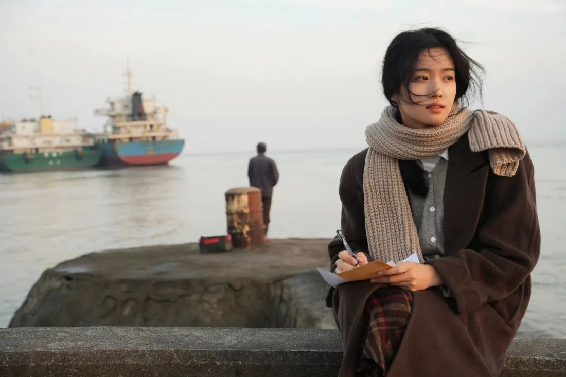 2k短发女生壁纸|港口海边背景图片 - 码头轮船氛围感人像「哲风壁纸」 2k短发女生壁纸|港口海边背景图片 - 码头轮船氛围感人像「哲风壁纸」