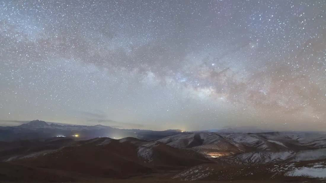 4k浩瀚璀璨星空壁纸｜旷野山峦夜空背景图片 - 银河星系「哲风壁纸」
