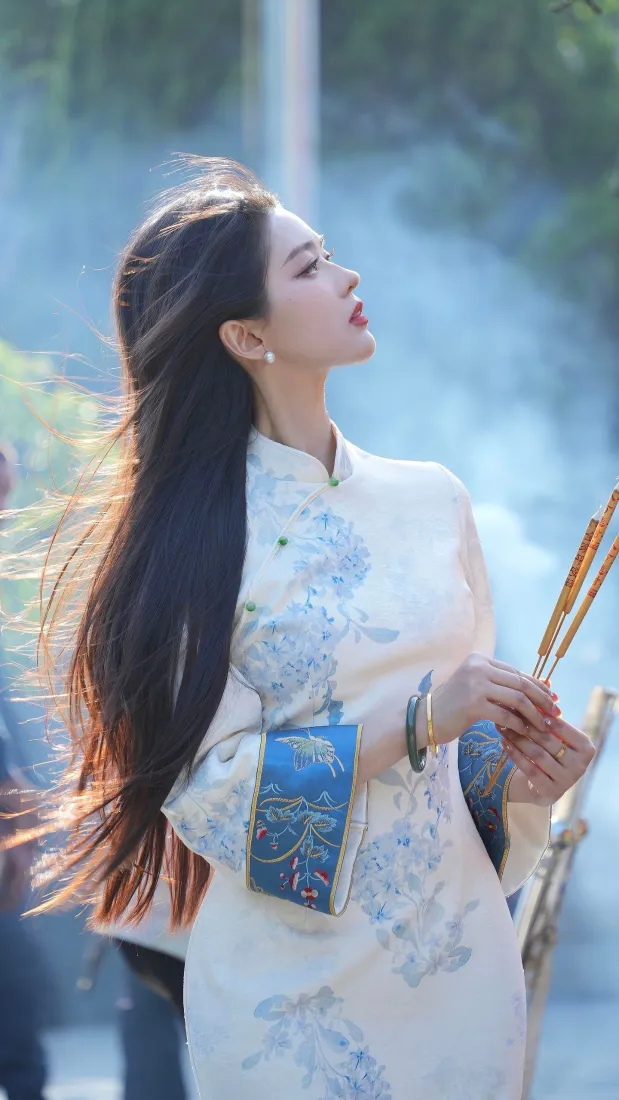 新中式旗袍美女手机壁纸｜户外上香背景图片 - 氛围感人像写真「哲风壁纸」