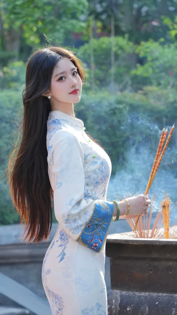 新中式旗袍美女手机壁纸｜山林寺庙背景图片 - 国风氛围感人像「哲风壁纸」