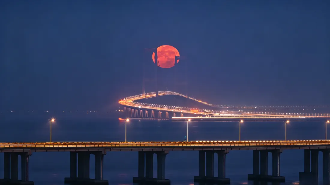 3k红月亮跨海大桥壁纸｜蓝色夜景背景图片 - 高清电脑「哲风壁纸」