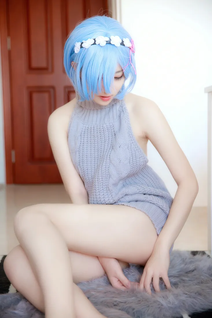 蕾姆手机壁纸｜南桃Momoko cos背景图片 - 灰色毛衣室内写真「哲风壁纸」