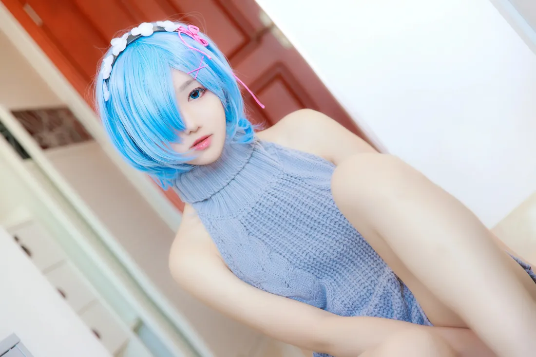 3k蕾姆壁纸｜南桃Momoko居家背景图片 - 灰色毛衣cosplay「哲风壁纸」