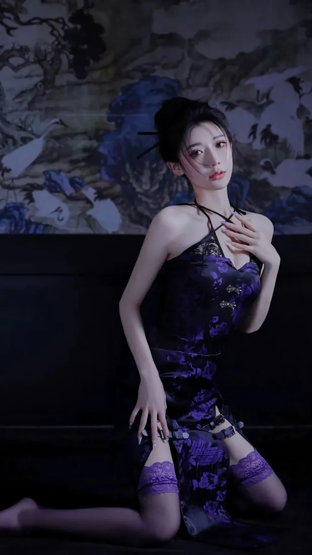 写实美女手机壁纸|紫色旗袍暗调背景图片 - 优雅氛围感人像「哲风壁纸」 写实美女手机壁纸|紫色旗袍暗调背景图片 - 优雅氛围感人像「哲风壁纸」