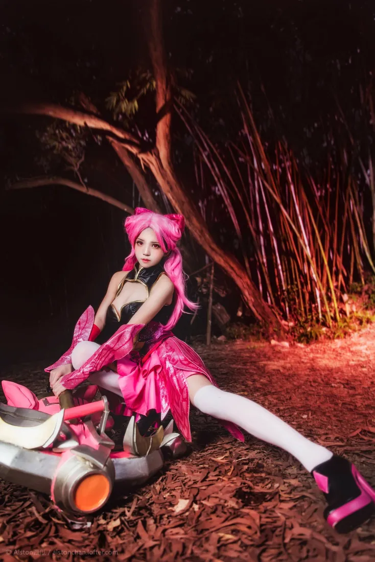 王者荣耀孙尚香蔷薇恋人手机壁纸|夜晚树林背景图片 - 桜桃喵cosplay「哲风壁纸」 王者荣耀孙尚香蔷薇恋人手机壁纸|夜晚树林背景图片 - 桜桃喵cosplay「哲风壁纸」