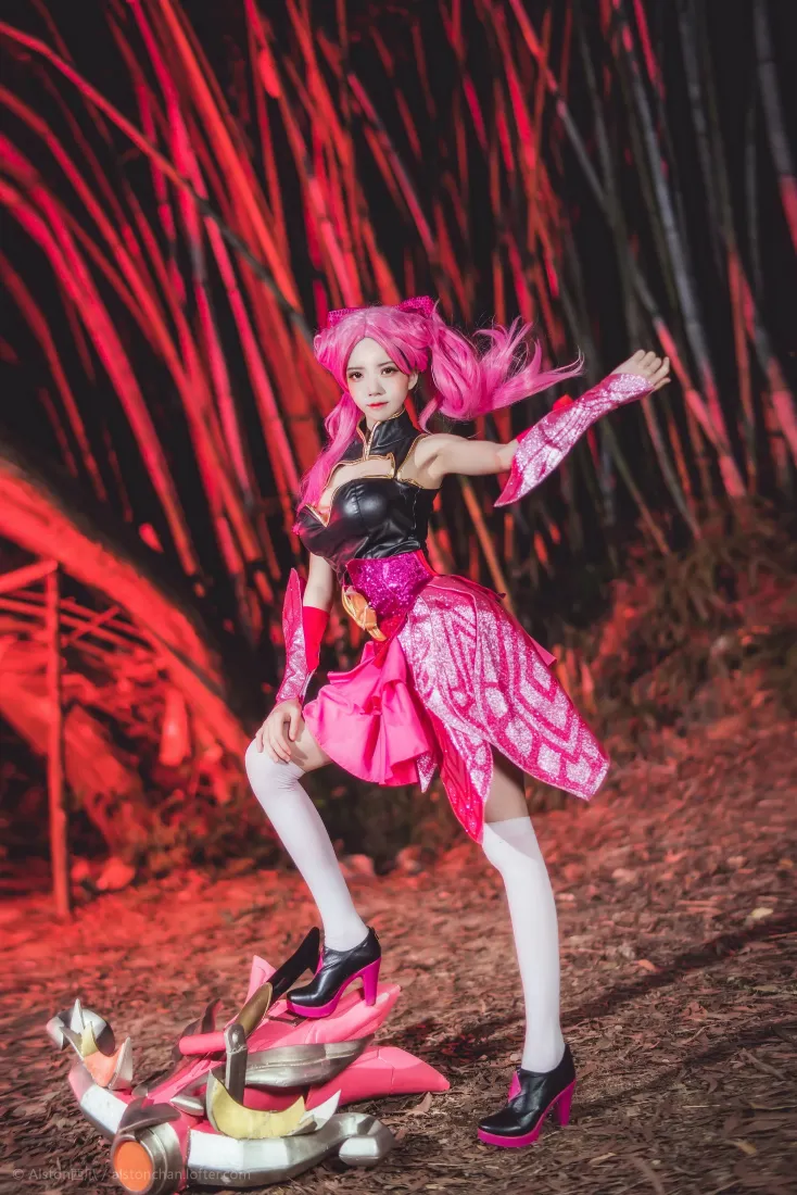 桜桃喵cos孙尚香手机壁纸|王者荣耀蔷薇恋人背景图片 - 真人写真「哲风壁纸」 桜桃喵cos孙尚香手机壁纸|王者荣耀蔷薇恋人背景图片 - 真人写真「哲风壁纸」