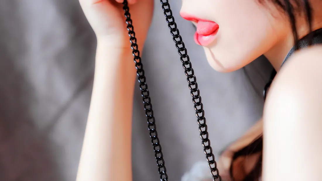 8k性感少女壁纸｜红唇黑链背景图片 - 时尚人像特写「哲风壁纸」