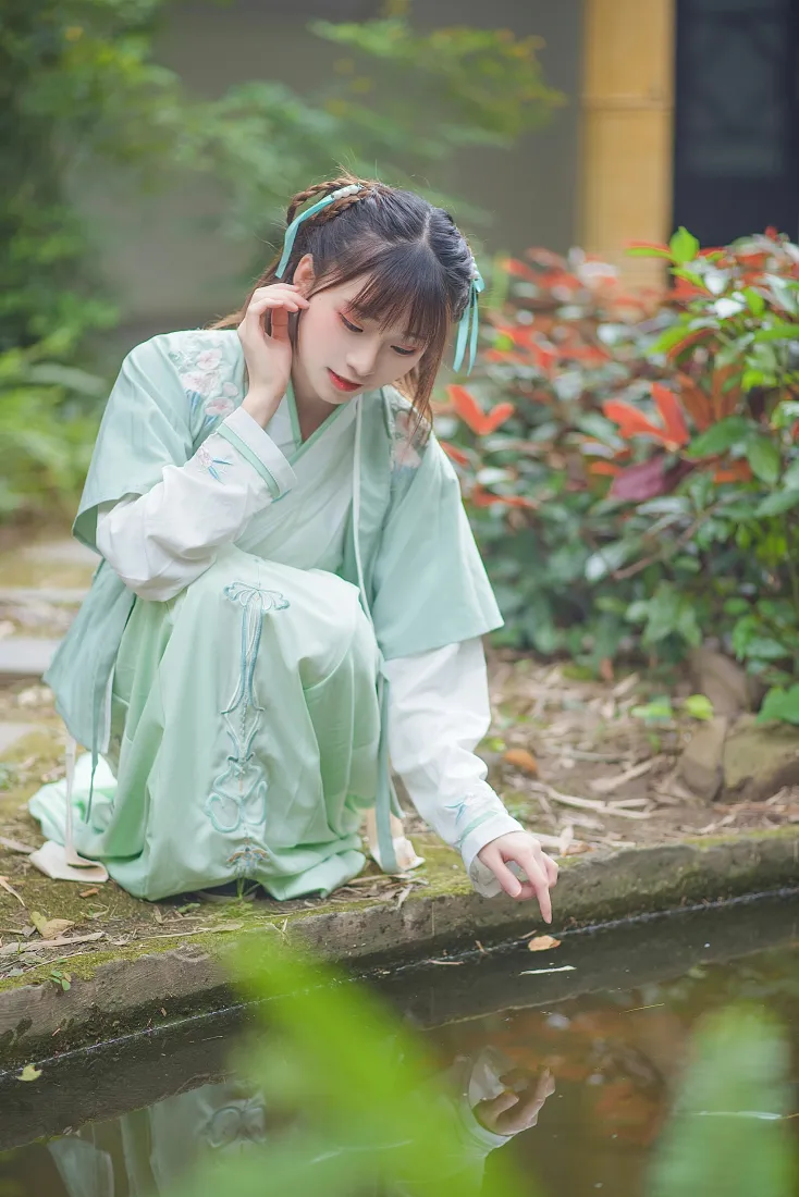 绮太郎Kitaro手机壁纸|浅绿色汉服户外背景图片 - 少女古风写真「哲风壁纸」 绮太郎Kitaro手机壁纸|浅绿色汉服户外背景图片 - 少女古风写真「哲风壁纸」