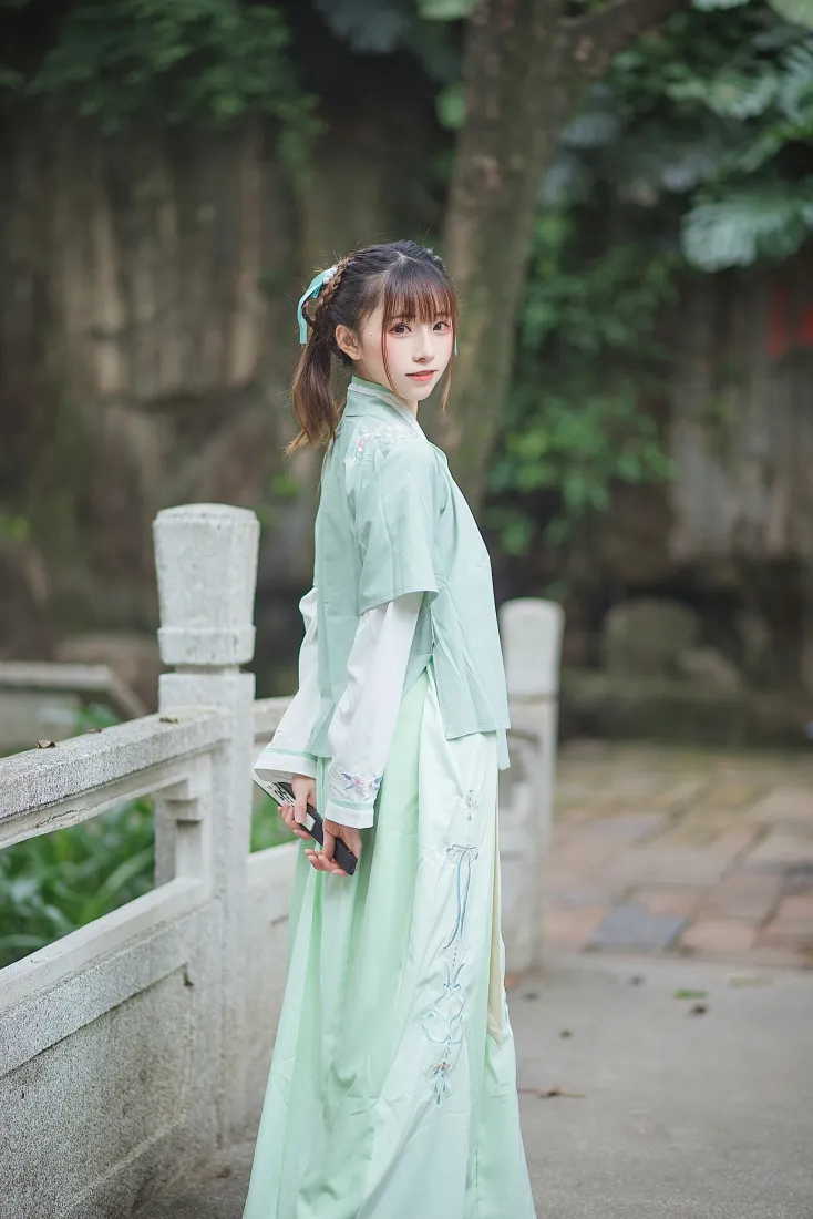 绮太郎Kitaro手机壁纸|青绿汉服户外背景图片 - 国风少女写真「哲风壁纸」 绮太郎Kitaro手机壁纸|青绿汉服户外背景图片 - 国风少女写真「哲风壁纸」