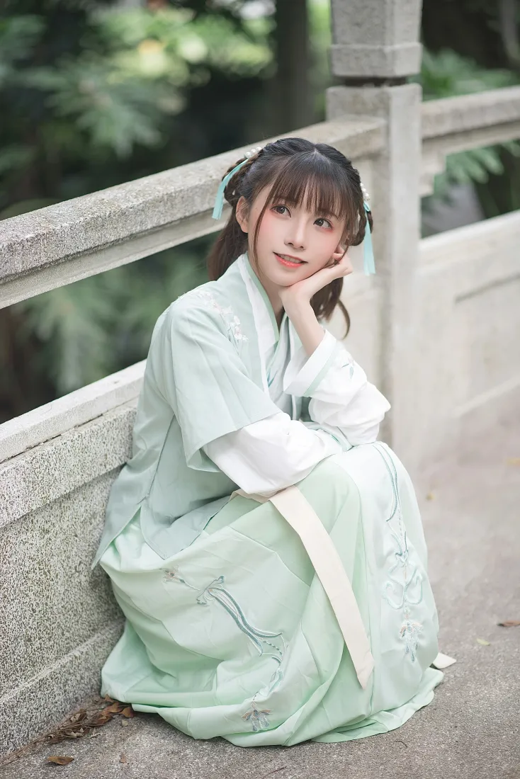 绮太郎Kitaro手机壁纸｜淡绿汉服背景图片 - 户外古风写真「哲风壁纸」