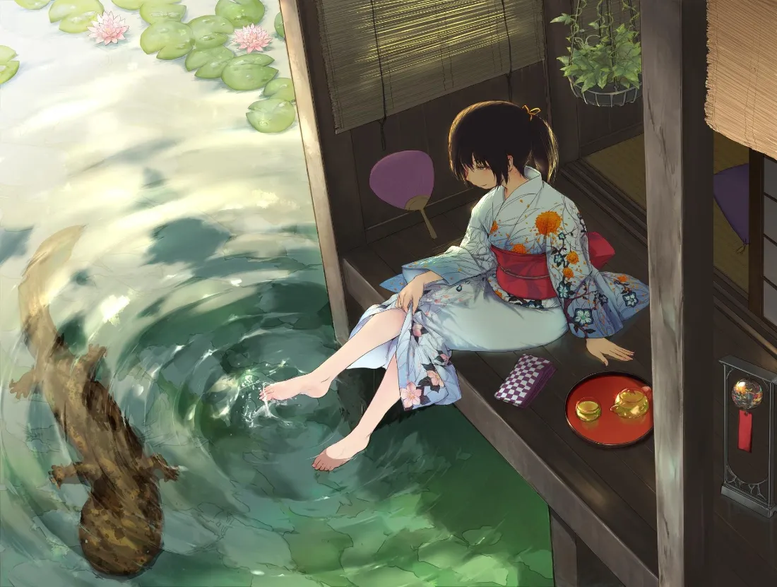 穿和服的少女坐在日式木屋廊边，赤脚轻触池塘水面，旁有荷叶锦鲤。
