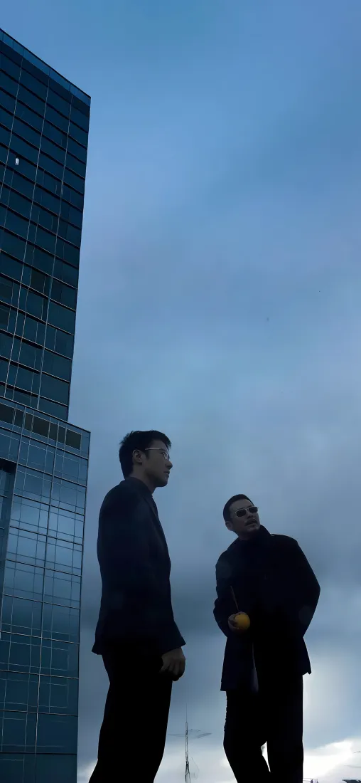 低角度仰拍天台两名西装男性剪影，左侧玻璃高楼，背景灰蓝天空