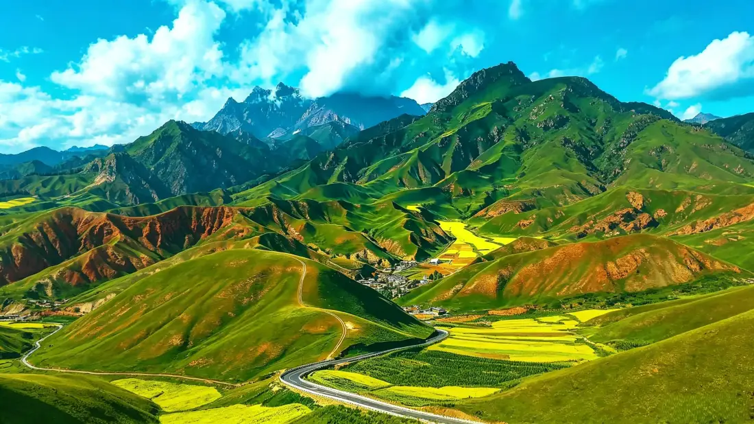 3k连绵高原山川壁纸|油菜花田公路背景图片 - 清新自然风光「哲风壁纸」 高原丹霞山峦间,油菜花田与蜿蜒公路铺展,村落隐于山谷,蓝天白云澄澈。