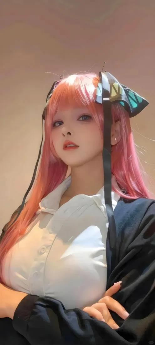 粉发coser身着白衬衫黑外套，佩戴蝴蝶发饰，抱臂半身人像