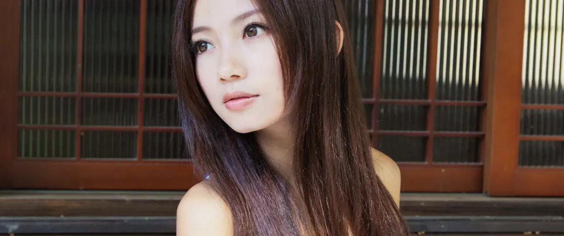 棕发长发露肩美女，背景为日式木质格栅门窗，气质温柔清纯。
