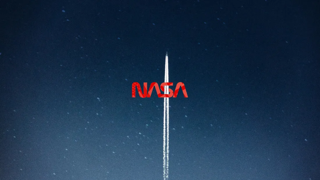 深蓝色星空背景上，红色NASA标识与垂直向上的白色火箭尾迹。