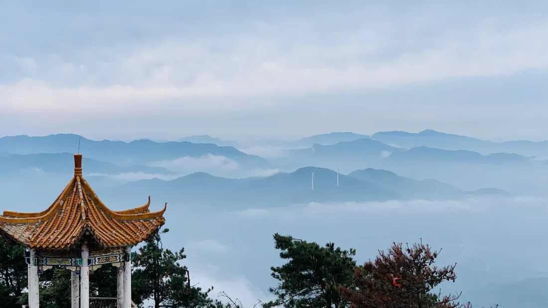 4k山顶古亭壁纸|云海群山背景图片 - 远眺自然风光「哲风壁纸」 山顶中式古亭掩映松间,远眺云海层叠远山,天空淡蓝明净。