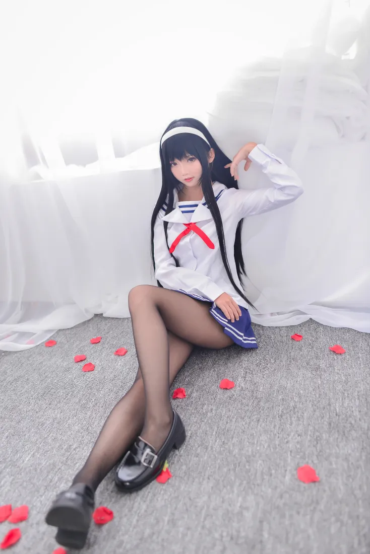 黑长发coser穿水手服黑丝坐于散落红玫瑰花瓣的地面，背景为白色纱幔