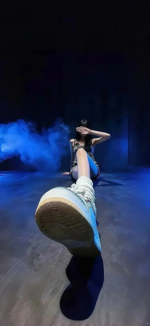 帆布鞋美女手机壁纸｜蓝色烟雾背景图片 - 时尚氛围感人像「哲风壁纸」