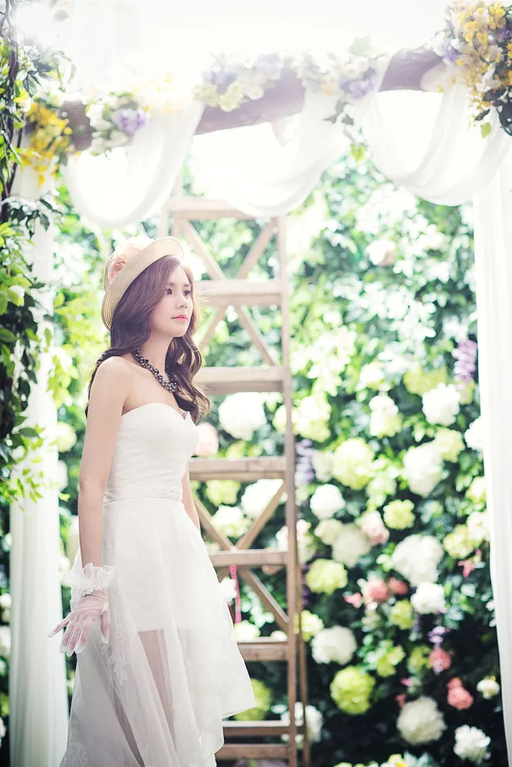 4k卷发壁纸 - 美女 - 写真 - 鲜花「哲风壁纸」