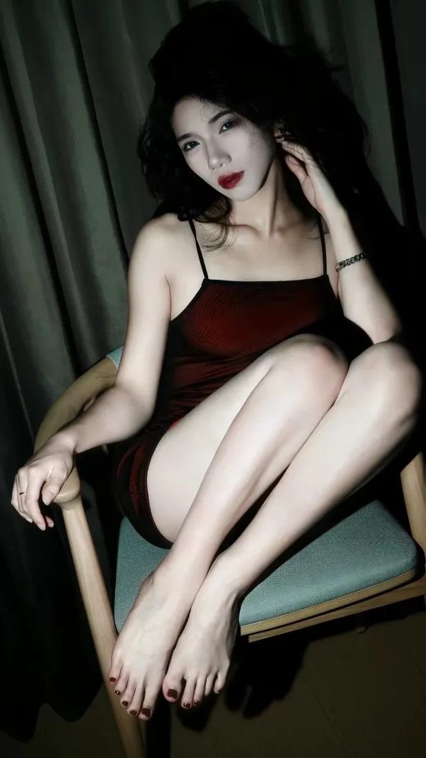 吊带美女手机壁纸|室内家居背景图片 - 红唇美腿白皙玉足「哲风壁纸」 吊带美女手机壁纸|室内家居背景图片 - 红唇美腿白皙玉足「哲风壁纸」