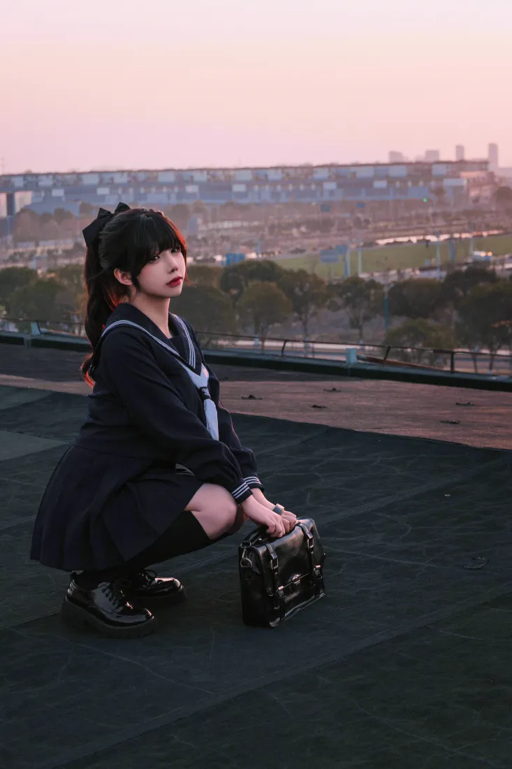 JK美女手机壁纸|天台黄昏背景图片 - 氛围感写真「哲风壁纸」 JK美女手机壁纸|天台黄昏背景图片 - 氛围感写真「哲风壁纸」
