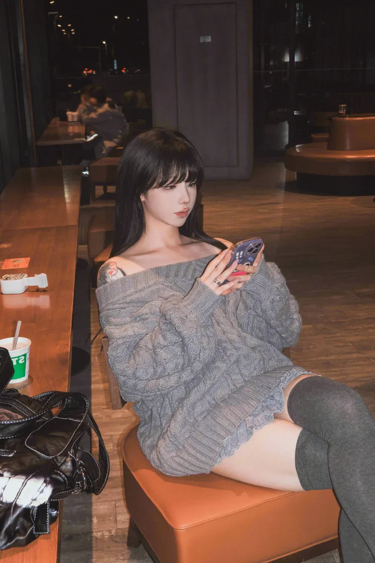 黑丝美女手机壁纸|灰色毛衣背景图片 - 室内休闲穿搭「哲风壁纸」 黑丝美女手机壁纸|灰色毛衣背景图片 - 室内休闲穿搭「哲风壁纸」