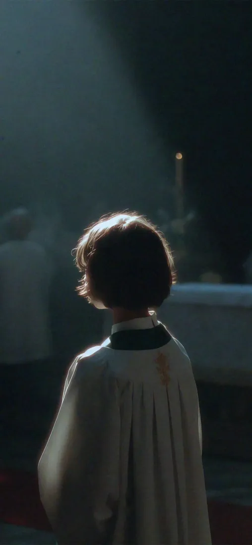短发女性背对镜头，站在暗调室内，冷光勾勒出发丝轮廓，氛围感清冷。