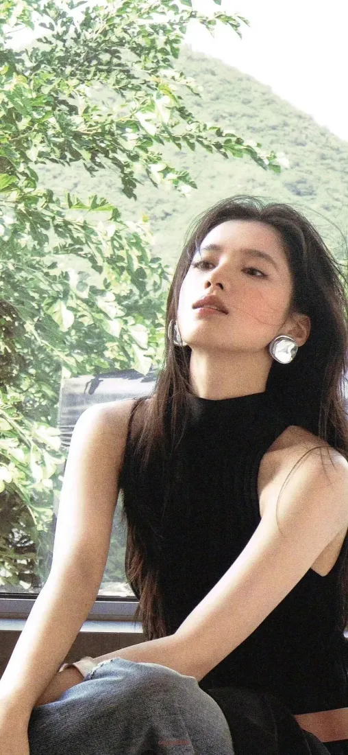 张婧仪手机壁纸|窗边绿植背景图片 - 气质时尚穿搭写真「哲风壁纸」 张婧仪手机壁纸|窗边绿植背景图片 - 气质时尚穿搭写真「哲风壁纸」