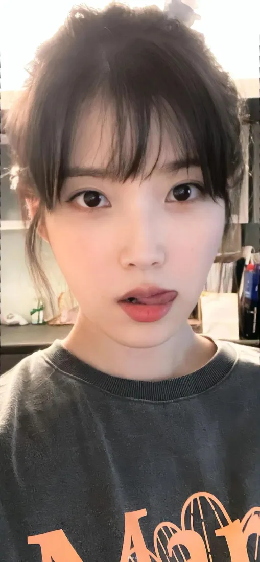 李知恩手机壁纸|深灰卫衣怼脸自拍背景图片 - 元气居家少女「哲风壁纸」 李知恩手机壁纸|深灰卫衣怼脸自拍背景图片 - 元气居家少女「哲风壁纸」