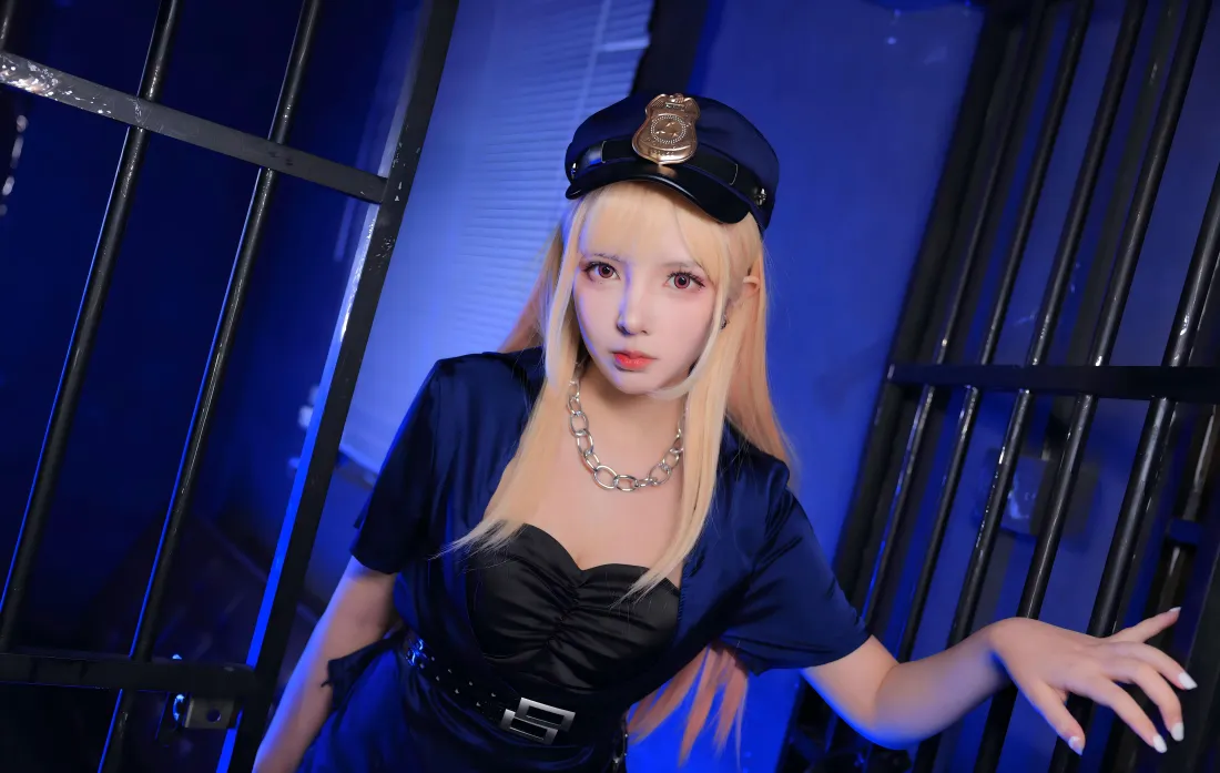 8k金发女警cos壁纸|蓝色牢笼背景图片 - 真人个性写真「哲风壁纸」 8k金发女警cos壁纸|蓝色牢笼背景图片 - 真人个性写真「哲风壁纸」