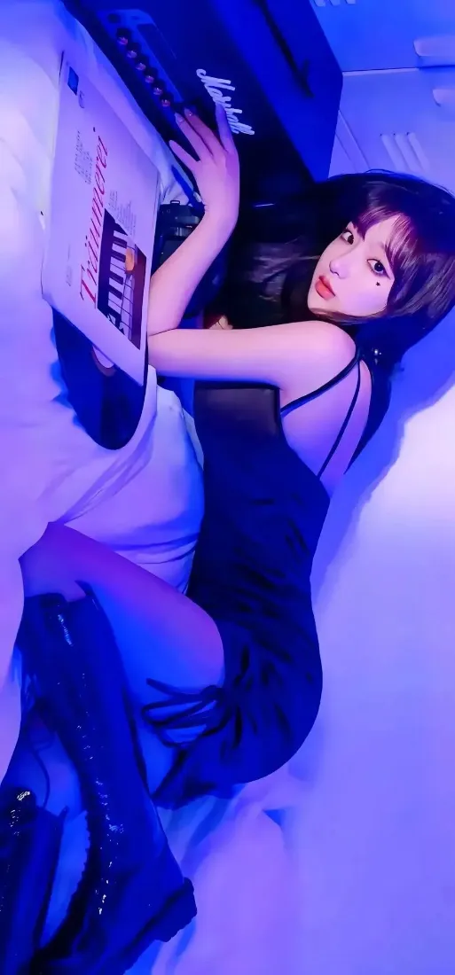性感美女手机壁纸|冷蓝光室内背景图片 - 黑色吊带写真「哲风壁纸」 性感美女手机壁纸|冷蓝光室内背景图片 - 黑色吊带写真「哲风壁纸」