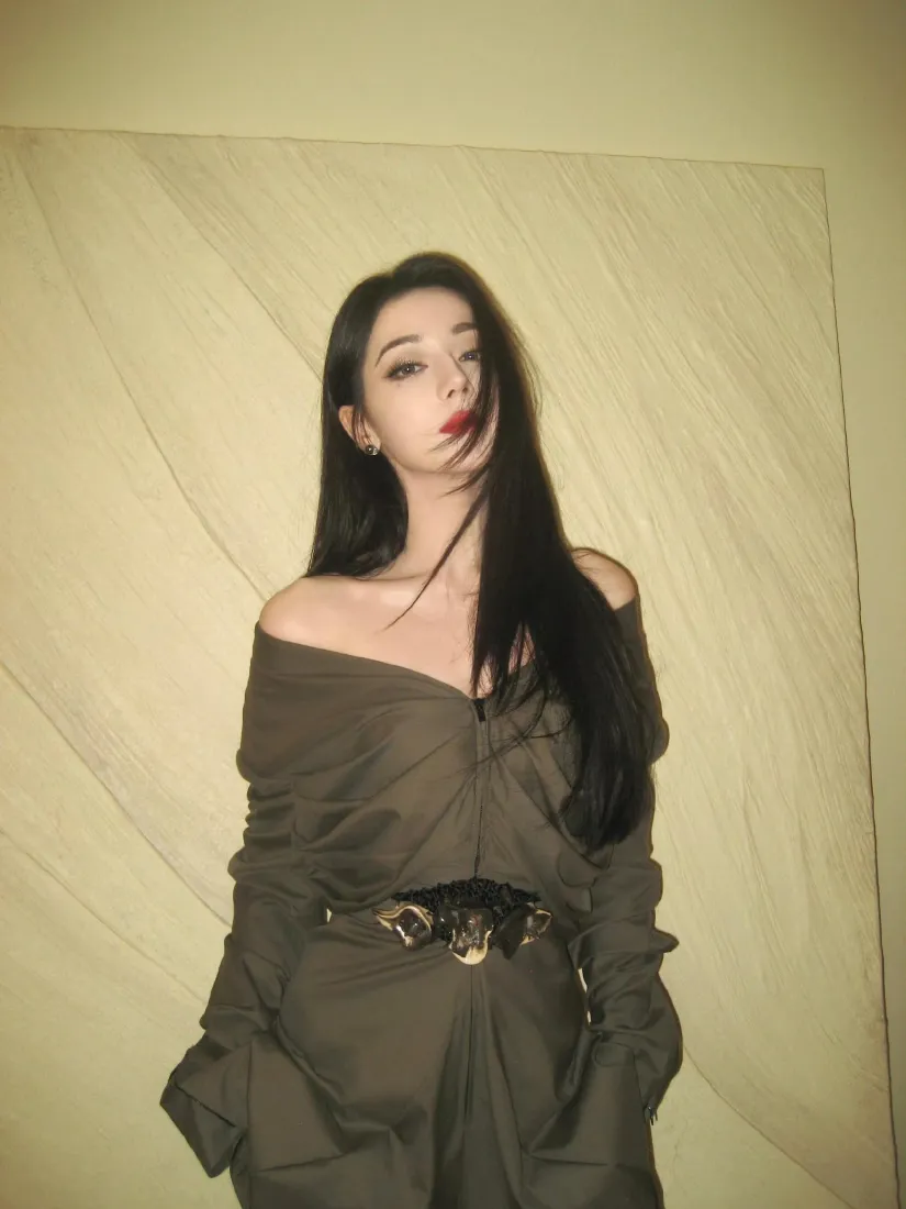 迪丽热巴手机壁纸|露肩穿搭暖调背景图片 - 女明星氛围感写真「哲风壁纸」 迪丽热巴手机壁纸|露肩穿搭暖调背景图片 - 女明星氛围感写真「哲风壁纸」