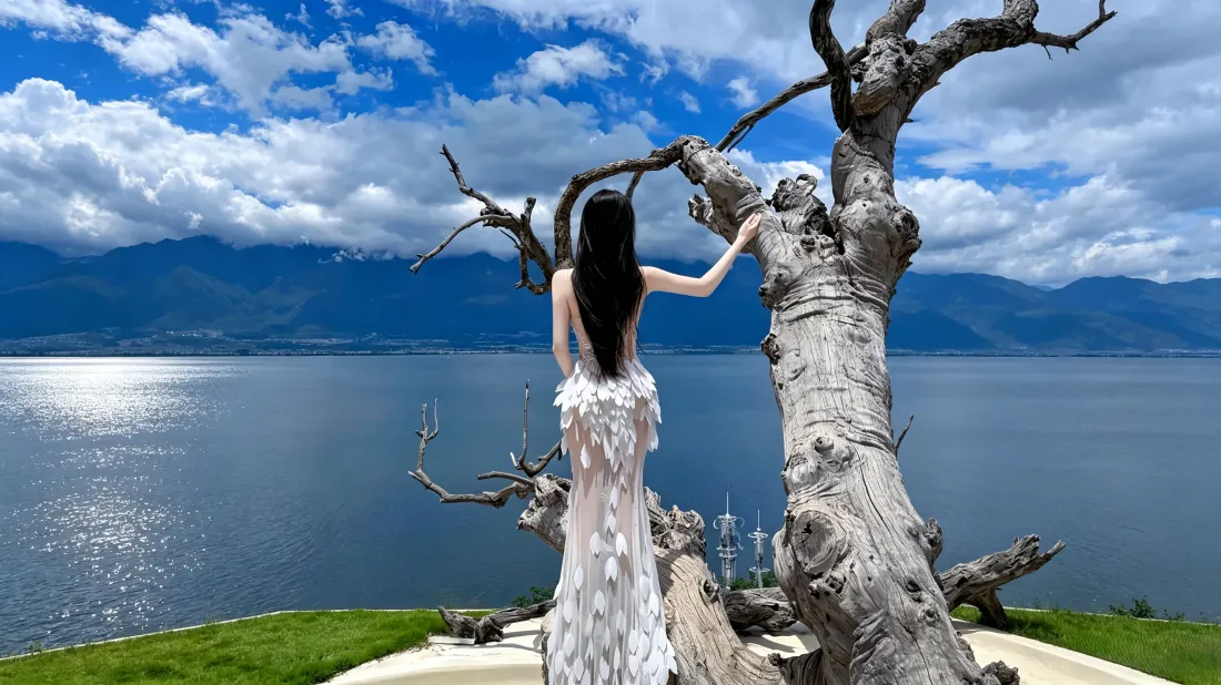 3k白裙少女壁纸|湖边枯树背景图片 - 蓝天白云远山风景「哲风壁纸」 3k白裙少女壁纸|湖边枯树背景图片 - 蓝天白云远山风景「哲风壁纸」