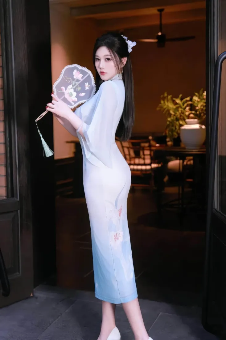 旗袍美女手机壁纸|浅蓝渐变旗袍背景图片 - 持扇优雅温婉人像「哲风壁纸」 旗袍美女手机壁纸|浅蓝渐变旗袍背景图片 - 持扇优雅温婉人像「哲风壁纸」