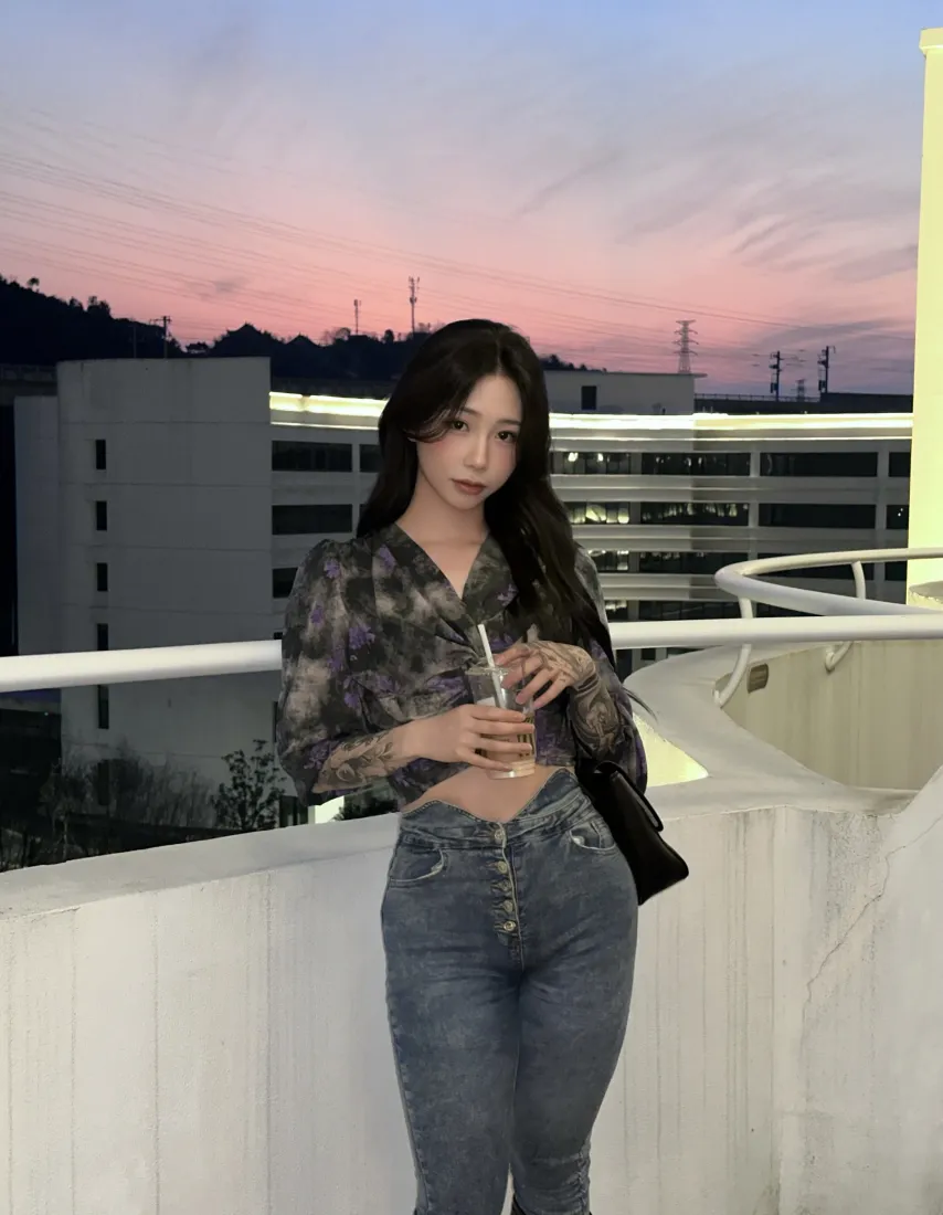 纹身美女手机壁纸|天台黄昏背景图片 - 氛围感穿搭「哲风壁纸」 纹身美女手机壁纸|天台黄昏背景图片 - 氛围感穿搭「哲风壁纸」
