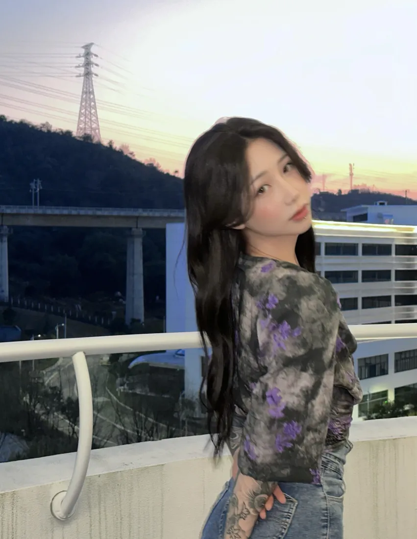 纹身美女手机壁纸|黄昏天台背景图片 - 时尚人像「哲风壁纸」 纹身美女手机壁纸|黄昏天台背景图片 - 时尚人像「哲风壁纸」