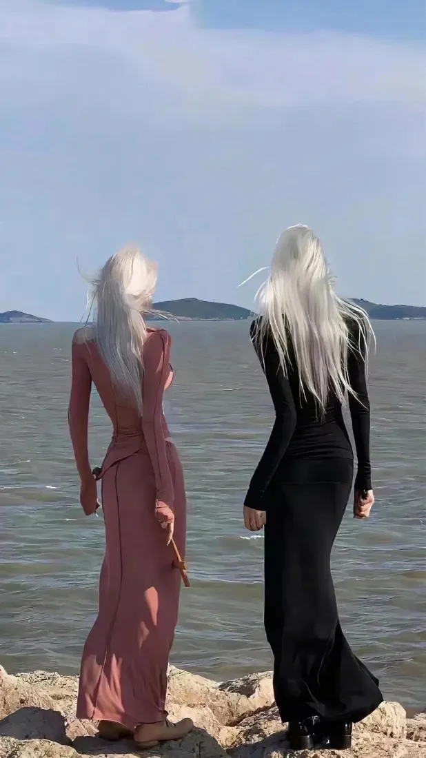 银发美女手机壁纸|海边礁石背景图片 - 闺蜜氛围感写真「哲风壁纸」 银发美女手机壁纸|海边礁石背景图片 - 闺蜜氛围感写真「哲风壁纸」